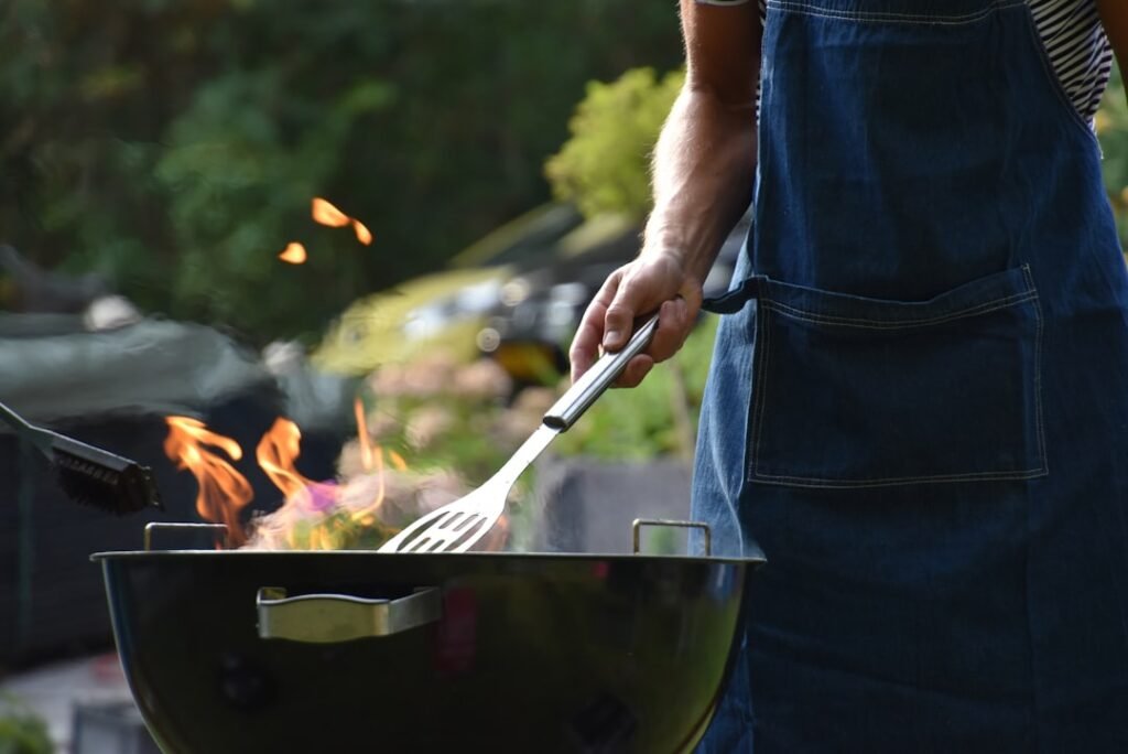 Photo Grilling brats